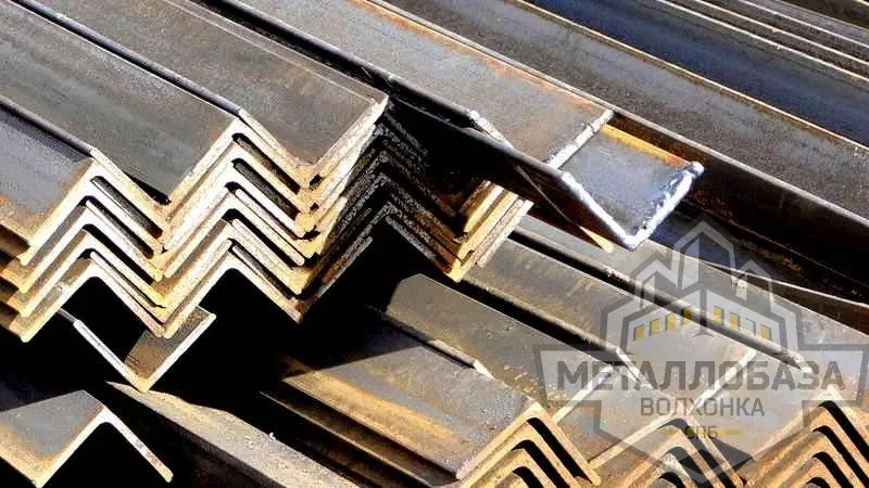 Уголок стальной равнополочный